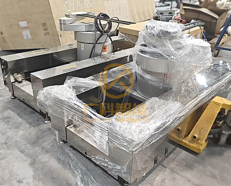 真空机器人主要运用在传送腔（Transfer Chamber）内，负责把基板在各个工艺腔之间搬运。 Array 阵列段的成膜工序中，许多工艺是在真空腔体完成的，具体流程如下： 大气洁净机器人把  玻璃基板送入 Load Lock Chamber&rarr; Load Lock Chamber抽真空 &rarr; 真空机器人取出玻璃基板 &rarr; 送入 PVD 工艺腔镀膜 &rarr;  镀膜完成，真空臂取出 &rarr; 可选送到另一 PECVD 腔做另一层膜 &rarr; 全部工艺做完，送回 Load Lock Chamber&rarr; Load Lock Chamber破真空 &rarr; 大气机器人取出基板。 该流程确保多层薄膜连续在真空下完成，不接触空气，避免氧化、水汽、颗粒污染，保证TFT薄膜良率。  Cluster集群设备标准组成：   1、Load Lock（预真空锁仓 / 加载锁）：大气与真空的过渡舱。外面大气机器人把玻璃基板送进 Load Lock，锁仓抽真空后，真空机器人接手取片。  2、Transfer Chamber（传送腔）：中心真空腔，真空机器人安装在这里，负责把基板在各个工艺腔之间搬运。  3、Process Chamber（工艺腔PM）：围绕传送腔排布，PVD（物理气相沉积）溅射腔、PECVD（化学气相沉积）成膜腔、Dry Etch（干法刻蚀）腔，每个腔独立做薄膜/刻蚀工艺。  4、整机控制系统：统一调度真空机器人时序、腔门开关、工艺参数。  此外，部分离子注入工艺，也需在真空腔体内完成。  广科智能长期回收和销售三协真空机器人。我们是为数不多的回收三协真空机器人的服务商。 三协真空机器人很少单独出售的，通常作为Cluster 集束设备内置子部件，一起出厂的，存在高度定制，通用性低的特点。  三协真空机器人的臂长、行程、负载、手臂形状（回旋镖臂）、刚性、末端手爪、运动时序、真空密封、温度耐受、振动指标，都需配合Transfer Chamber（传送腔）以及基板世代（G6/G8.5/G10.5）而设计。  回收三协真空机器人服务商少的原因，还在于使用二手的，风险高。 真空密封件、磁流体密封、陶瓷轴承属于消耗件，真空机器人拆机后密封性能大概率衰减；拆机、运输、重装过程极易引入粉尘、损伤密封 件。真空臂一旦掉粒子，直接废一整批玻璃基板，损失极大。 回收的三协真空机器人没法快速证明：粒子水平、真空漏率、振动、定位精度是否达标；重新做SEM/粒子测试、真空保压测试成本很高 。 面板产线是24小时连续生产，对稳定性要求极高，新机的寿命，可以预测，可做相应的维保计划。二手的真空臂，出现故障的时间，难以预测，一旦意外停机，耽误生产计划，损失巨大。  真空机器人还存在新机单价高，但残值低：一旦对应的旧世代产线退役，这一代真空臂基本就失去适用场景；面板行业世代迭代很快（LCD 收缩、OLED 扩产），旧世代线设备快速贬值。